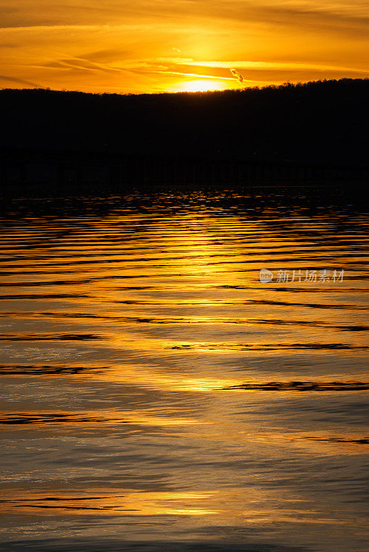 日落时哈德逊河的金色涟漪