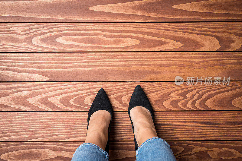 女人站在木地板上