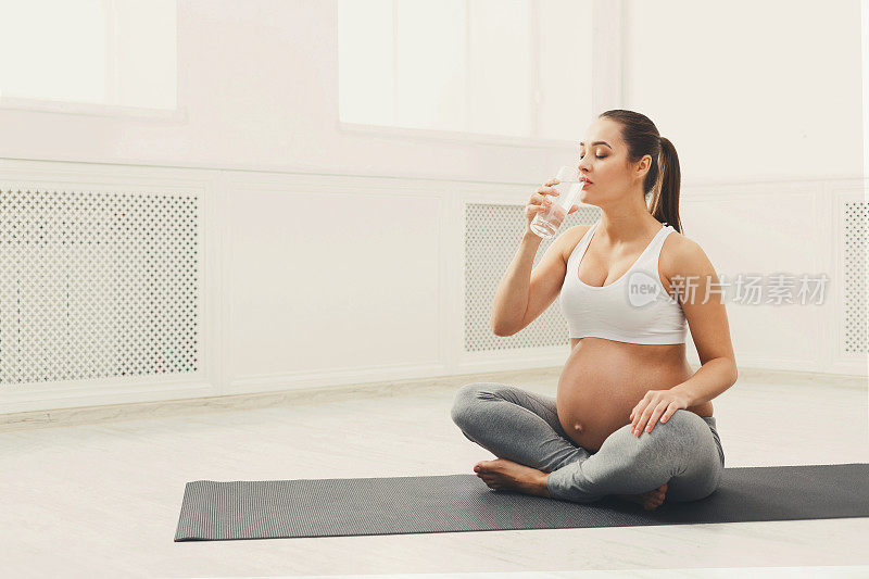 快乐的孕妇喝水