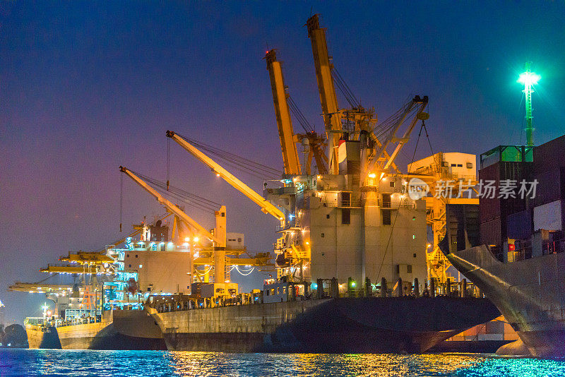 货船在夜间停靠在港口