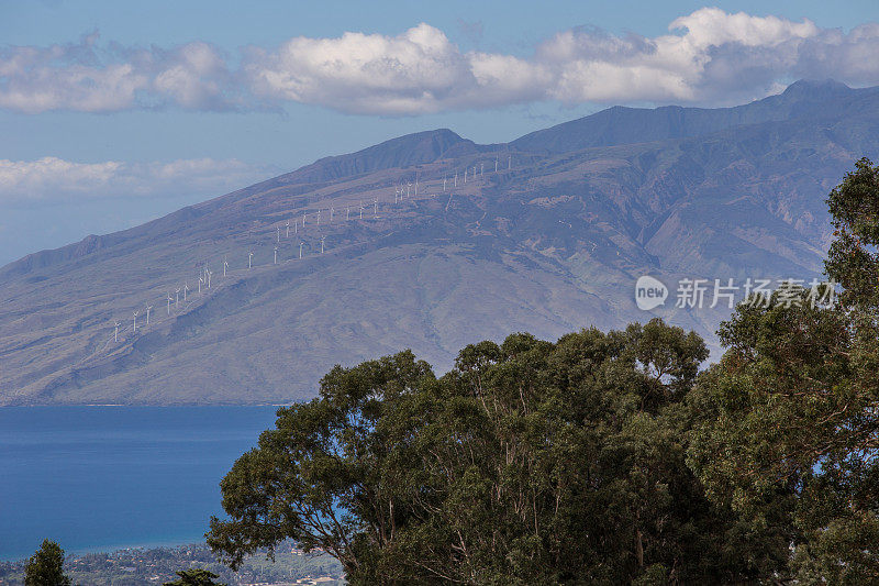 山顶上的风力涡轮机