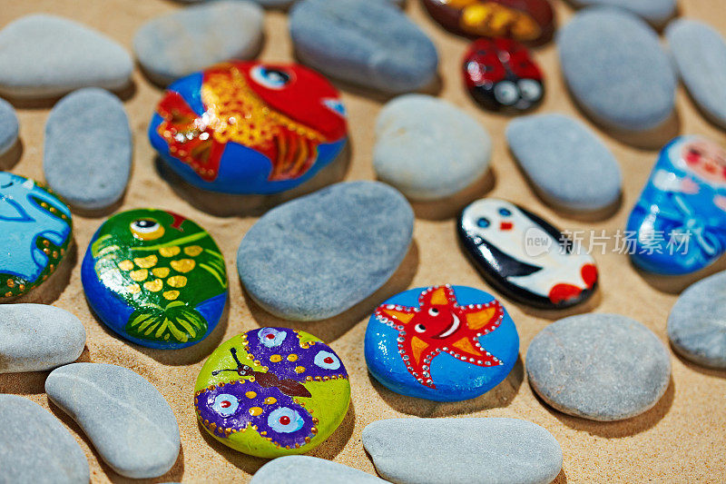 海上度假的圆形石头，由孩子制作的纪念品