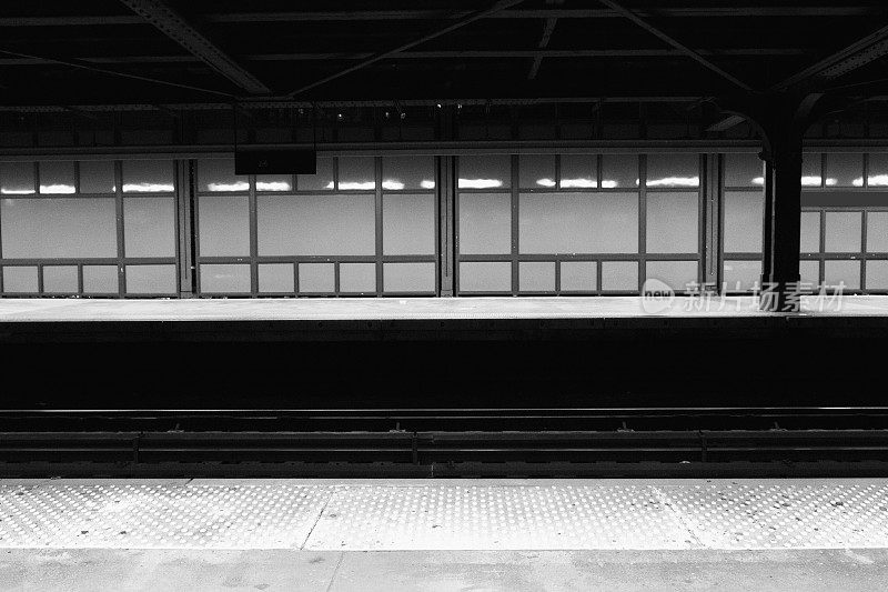 深夜的地铁站站台。没有人。纽约地铁站，望着站台对面。黑色和白色。