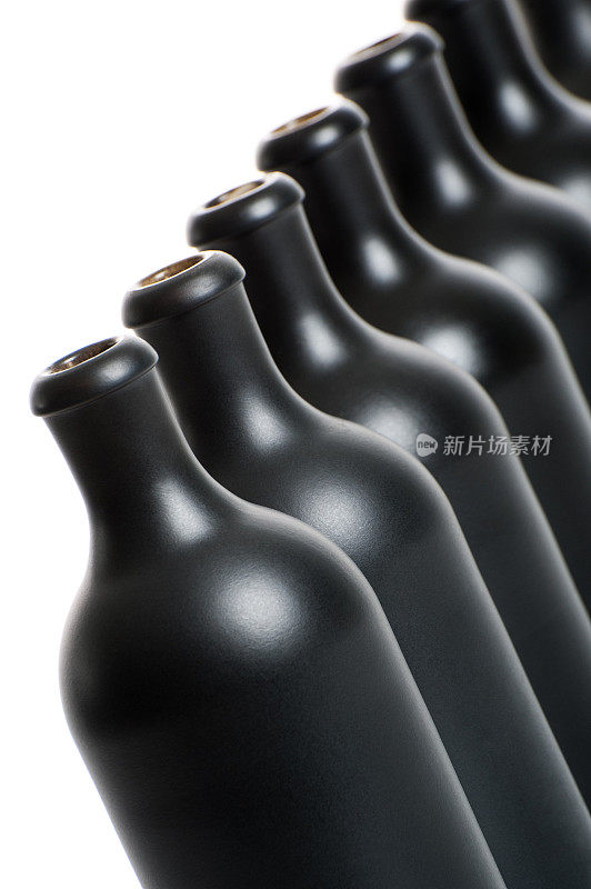 一组几个哑光的黑色瓶子在一个白色的背景特写。