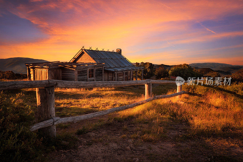 澳大利亚维多利亚阿尔卑斯山克雷格小屋上的日落