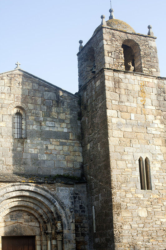 圣Martiño德Mondoñedo罗马式教堂，入口和钟楼。