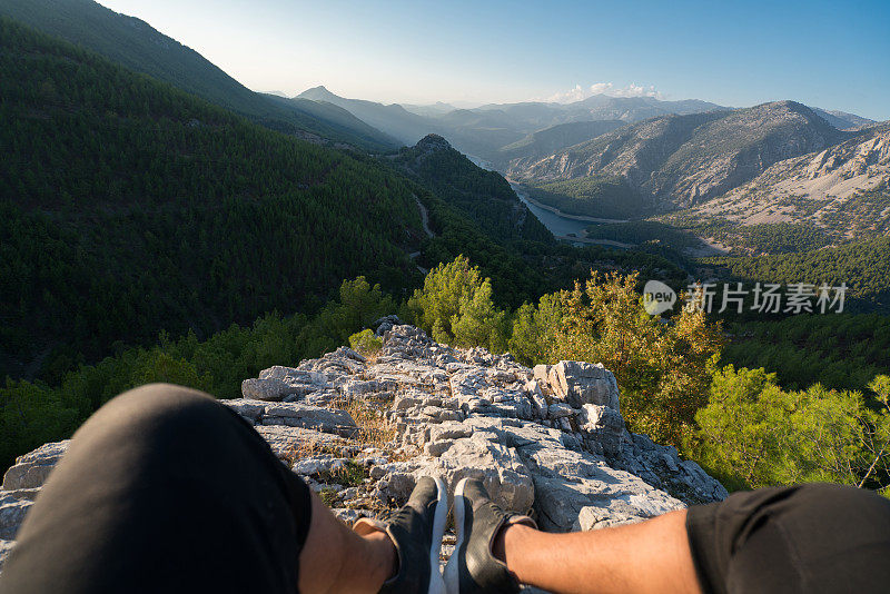 登山者从山顶欣赏风景