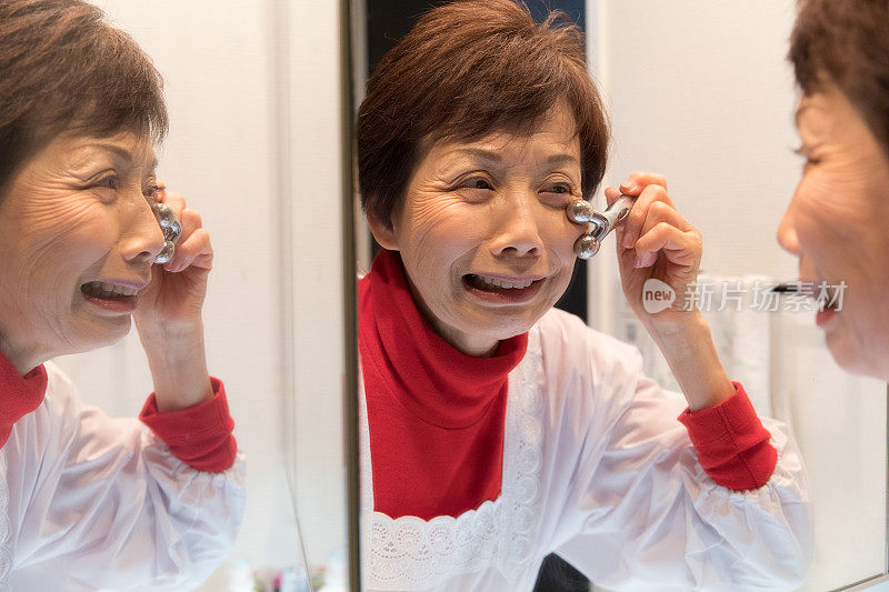 按摩脸部的日本老年妇女