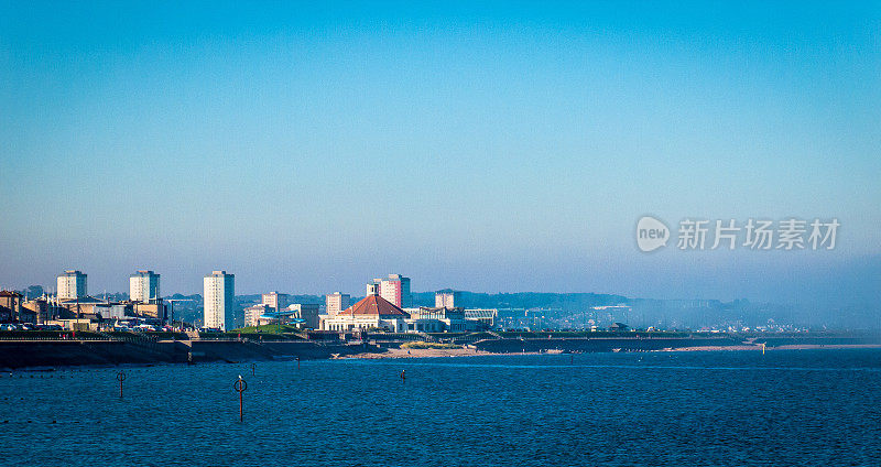 阿伯丁城市天际线与海雾