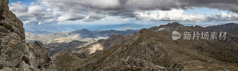 科西嘉岛巴拉格涅地区的雷吉诺山谷和拉克德科多尔