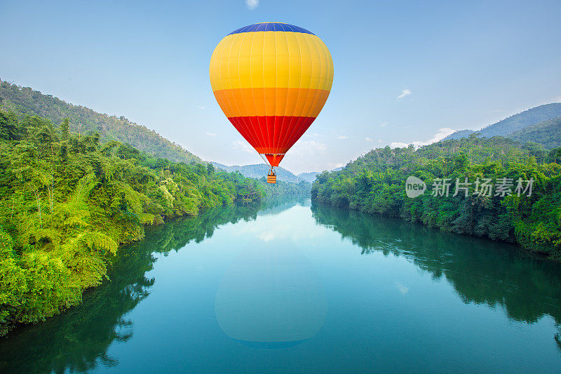 热气球飞过河流