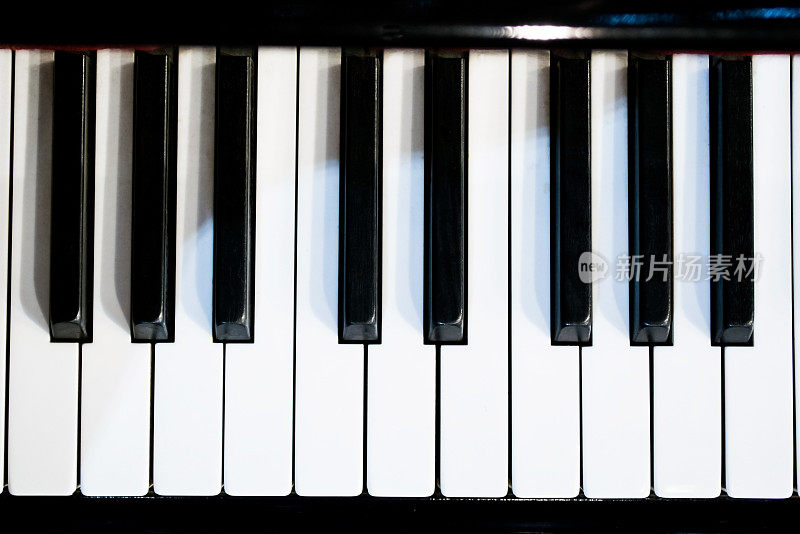 钢琴键盘黑白主题顶视图与黑暗的vignette