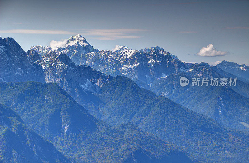 斯洛文尼亚朱利安阿尔卑斯山脉的白雪山峰和森林山脊