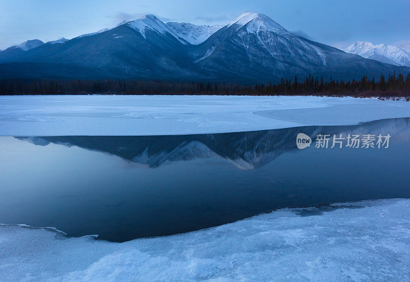 加拿大落基山脉冬季的圣丹斯山脉和朱砂湖