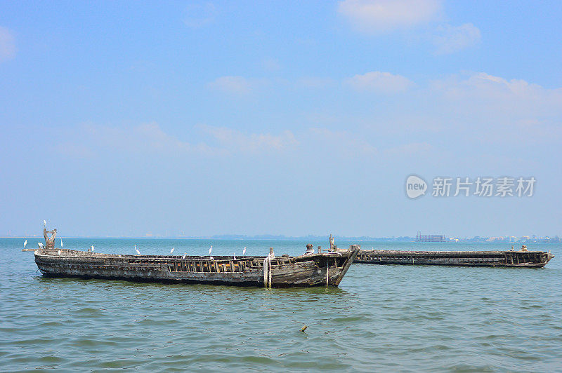 泰国芭堤雅海滩上的一艘旧沉船或被遗弃的沉船