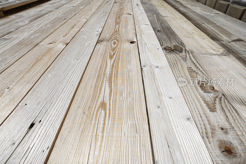 木材纹理的背景。松木野餐桌。饱经风霜的木头。