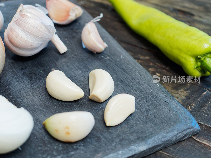 烹饪用的大蒜和洋葱