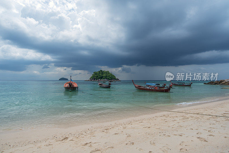 沙滩和暴风雨云的观点