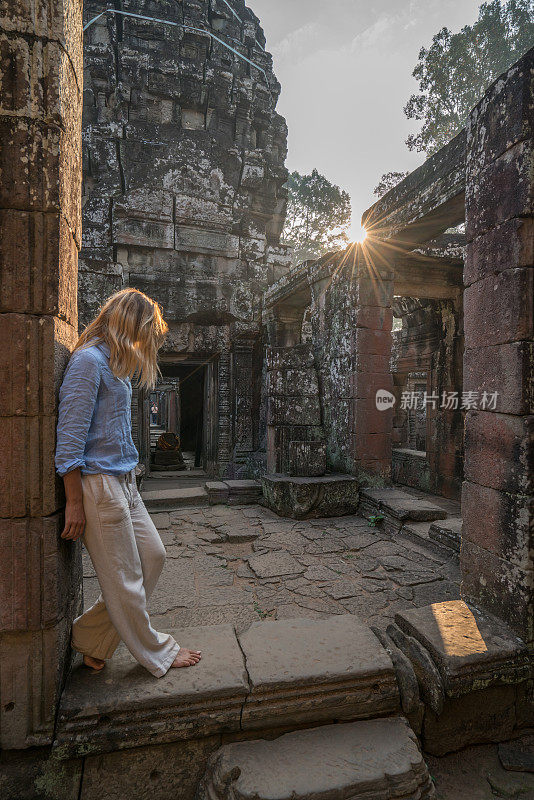 女游客漫游在古老的寺庙日落享受发现和旅游在亚洲，柬埔寨吴哥窟