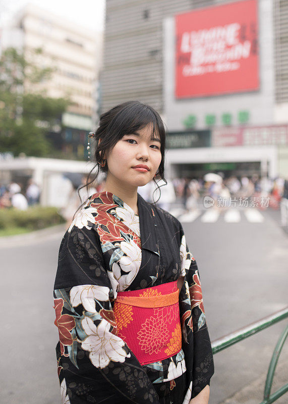 一名年轻女子站在新宿车站前的肖像