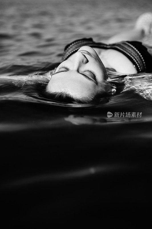 浮在水面上的女人