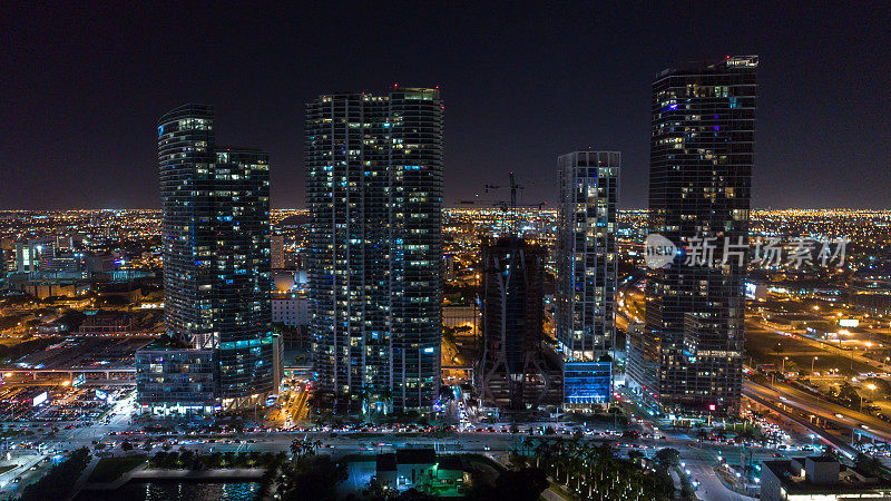 鸟瞰图迈阿密市中心的夜晚