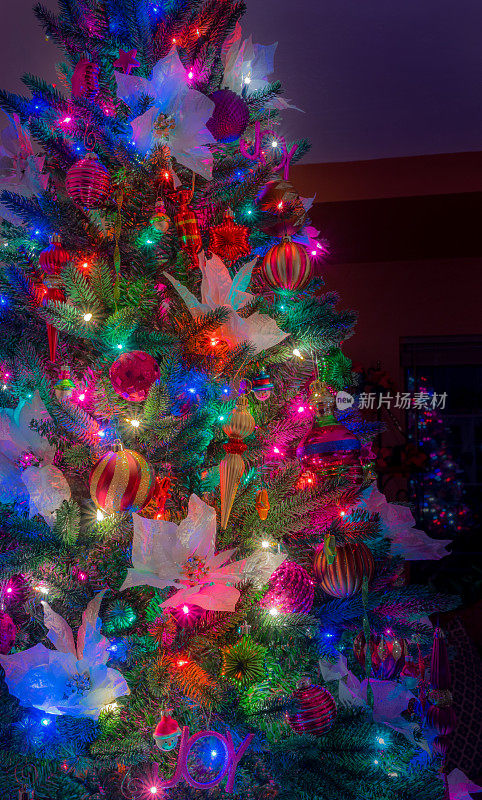 圣诞树与白色的一品红和装饰品(P)