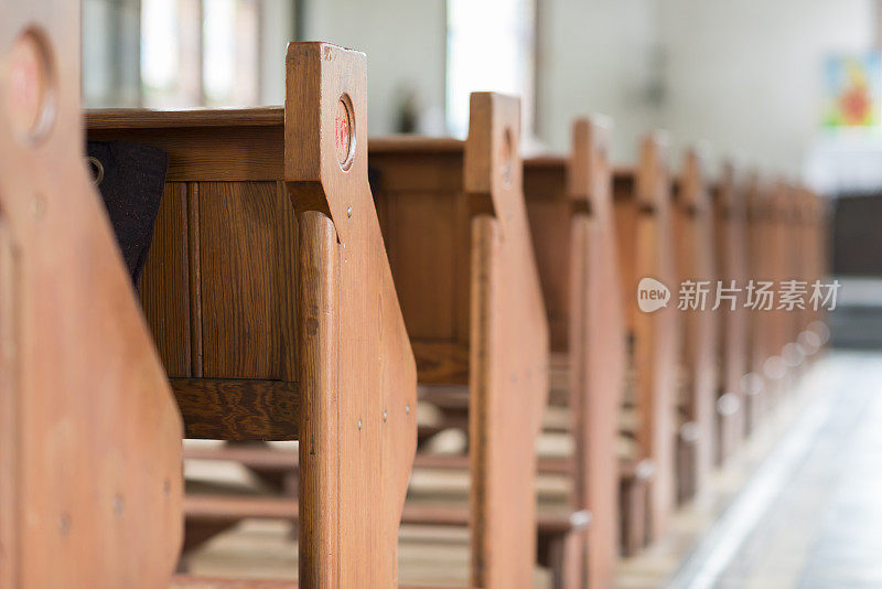 历史悠久的教堂里的长凳