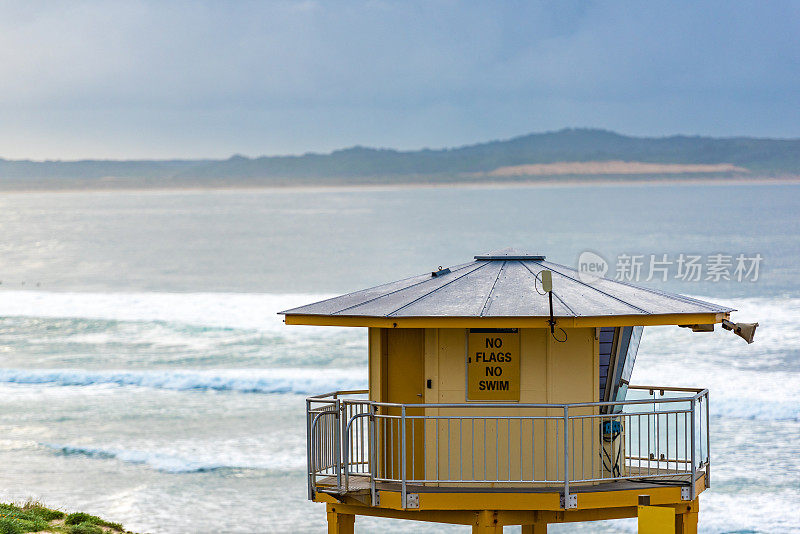 澳大利亚克罗努拉埃洛埃拉海滩上的冲浪救援塔