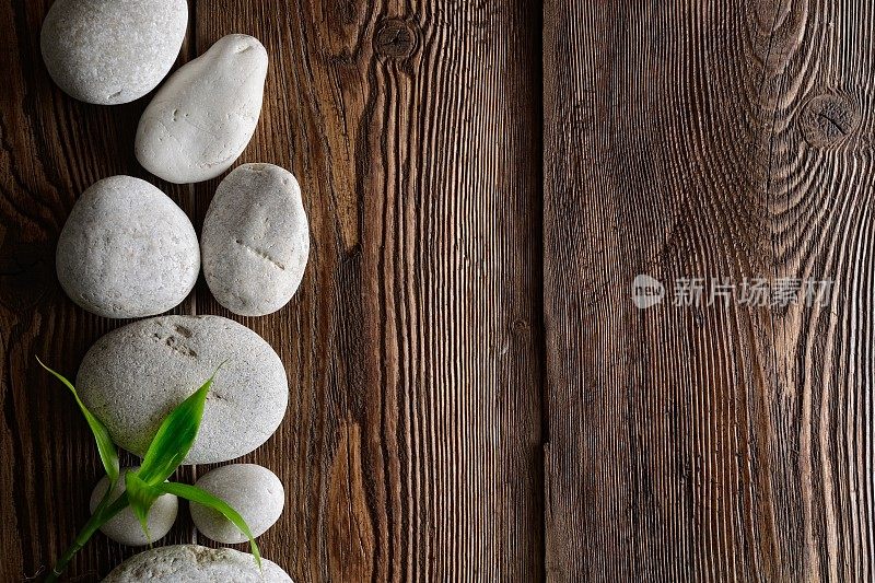 禅宗在草席上平衡石头和竹木