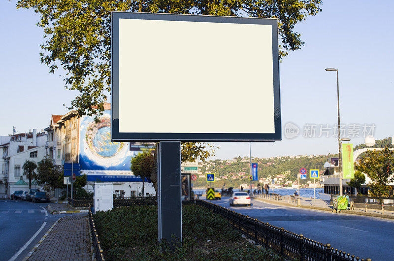 水平空白广告牌在城市街道的背景建筑和道路与汽车模拟