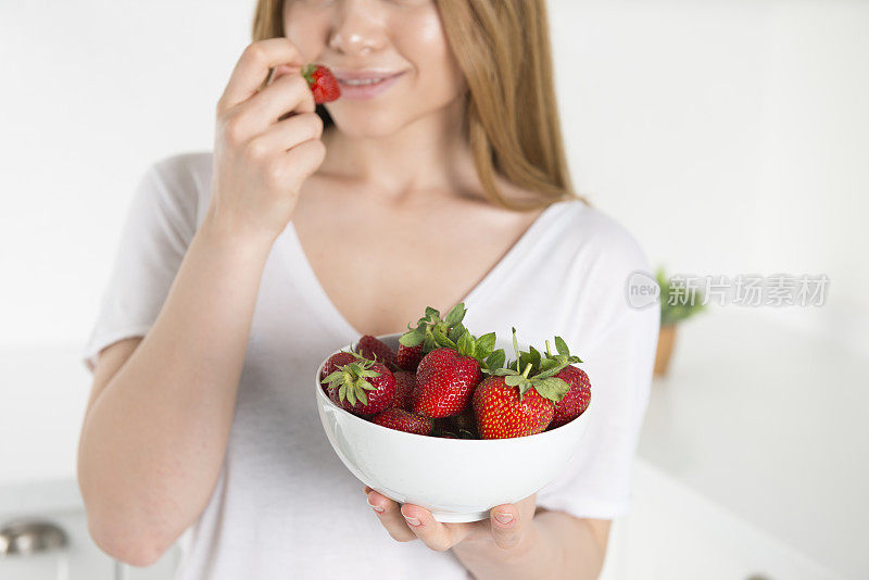 节食和吃草莓的女人