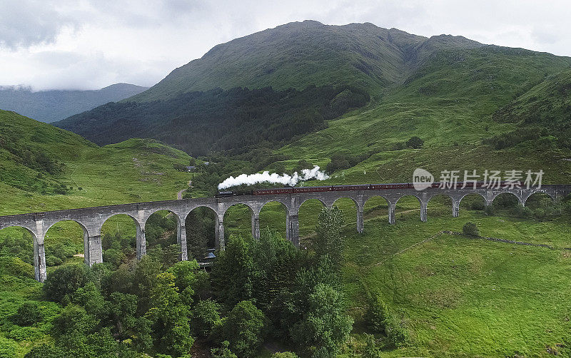苏格兰格伦芬南高架桥上的蒸汽火车