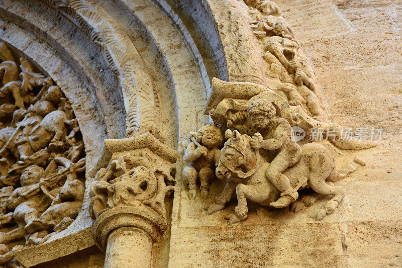 建筑特色与拱门和小雕像上的马。