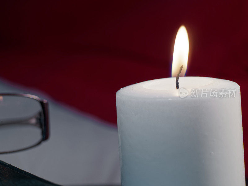 床头桌上放着蜡烛