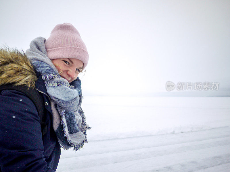 冰湖上的快乐芬兰女人