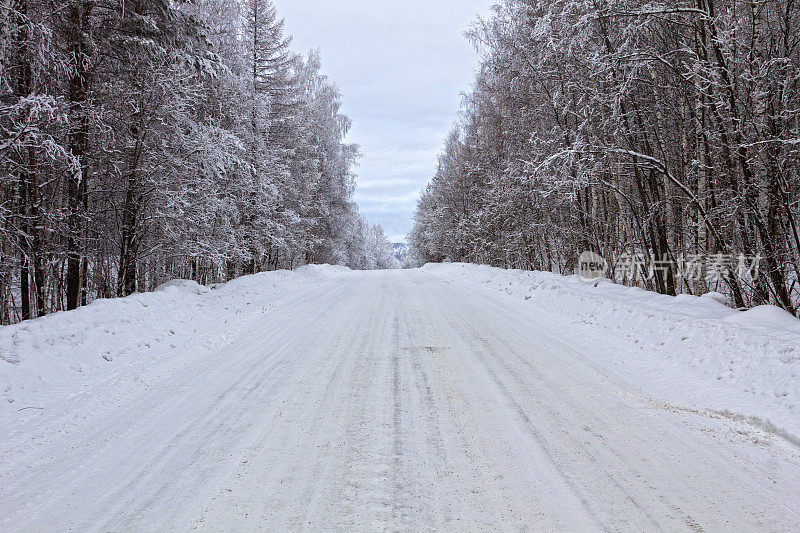 白雪覆盖的道路