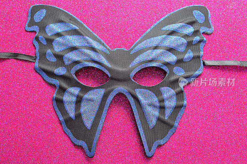 一个蓝色和黑色的蝴蝶形状的面具