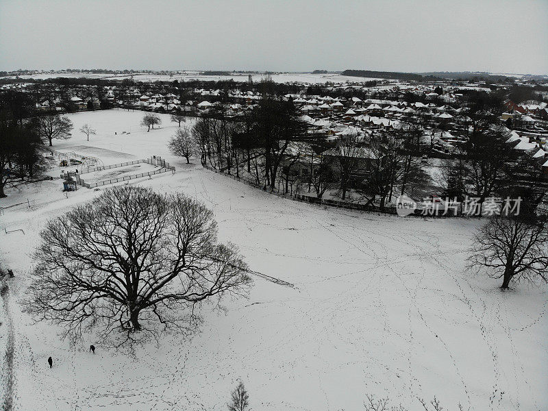 空中拍摄的雪景照片摄于英国一个小镇