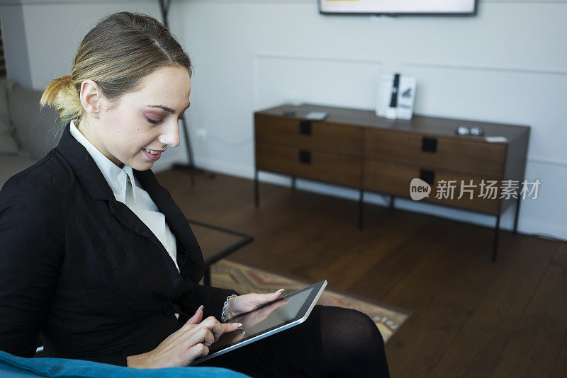 一位出差的女商人在酒店房间里