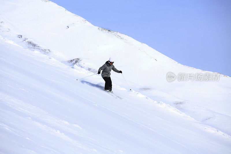 业余冬季运动女孩滑雪在阳光明媚的滑雪胜地Dolomites在意大利