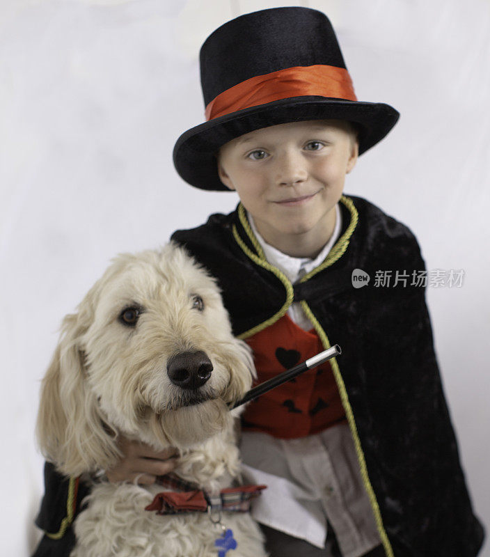 年轻的魔术师和他的狗助手