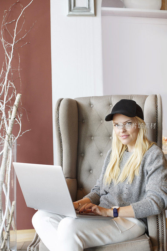 休闲商务女性使用数字笔记本电脑和浏览互联网。