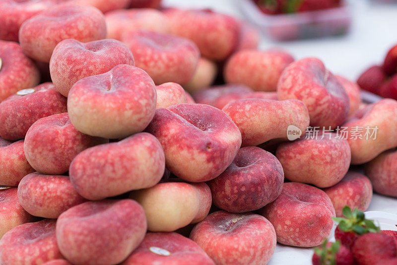 农贸市场上的生桃或扁桃