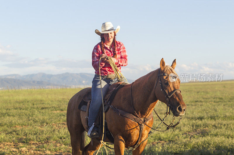 牛仔女孩套索和骑在桑塔昆盐湖城SLC美国犹他州