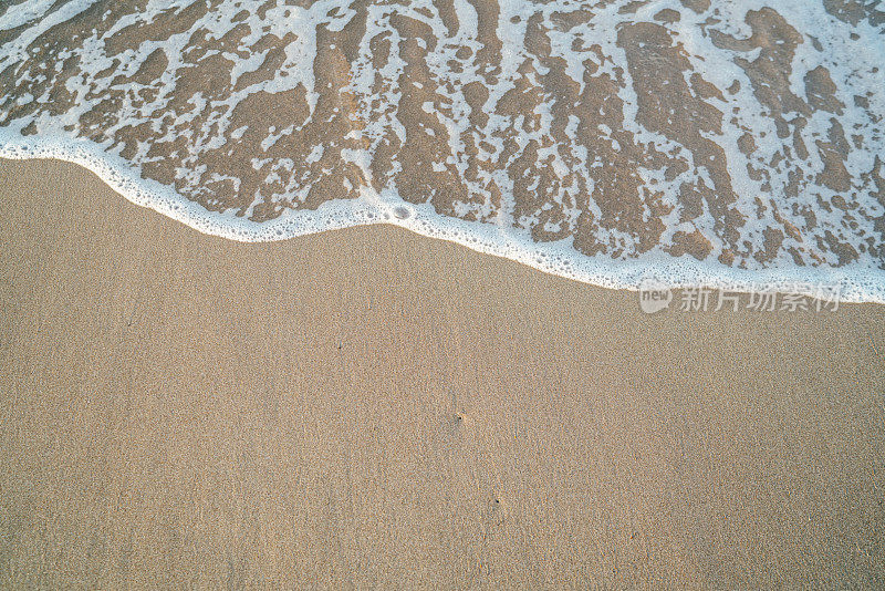 沙滩上海浪般的海水