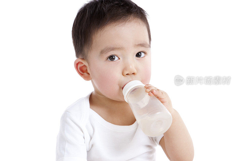 可爱男婴喝奶