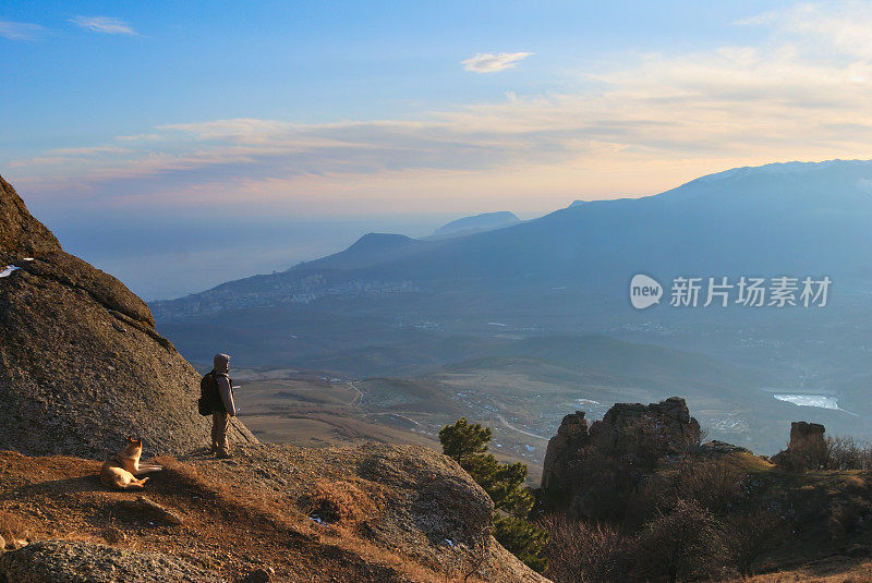 背包客和狗在山里