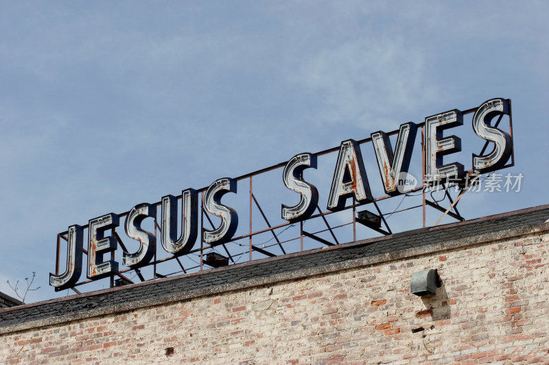 耶稣在一座旧砖房上方的天空中点亮了一个标志