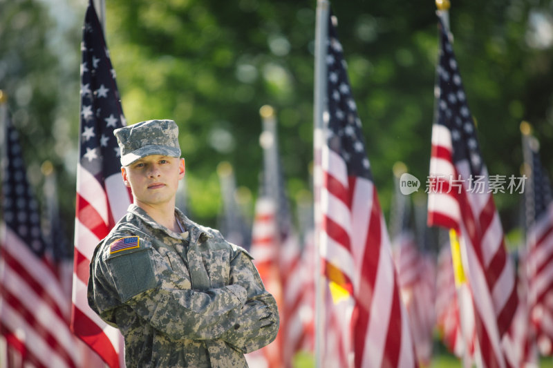 一名士兵在美国国旗前向后看